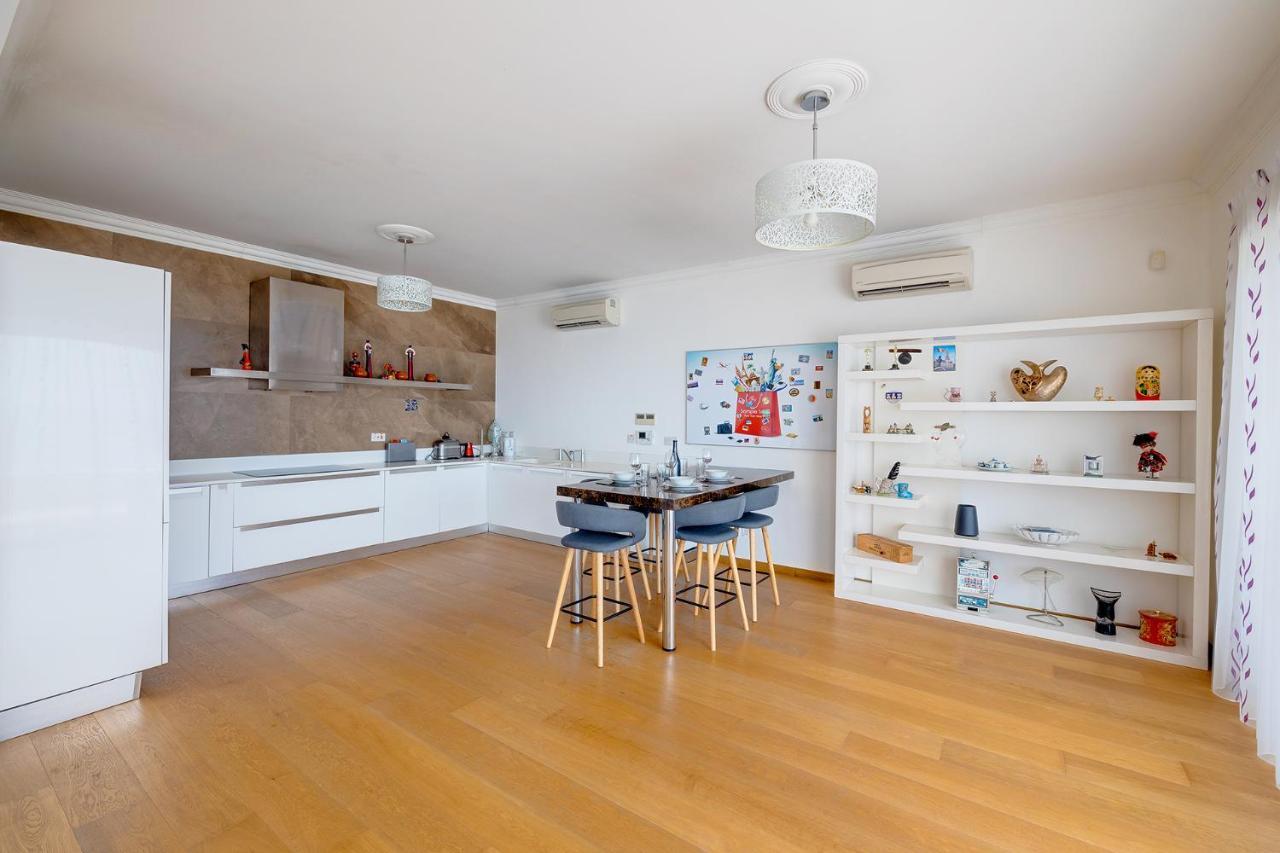 Seafront Apartment In Sliema With Pool, Upmarket Complex Exterior foto