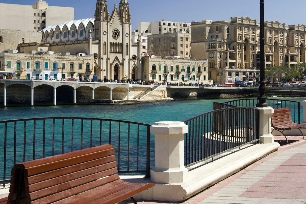 Seafront Apartment In Sliema With Pool, Upmarket Complex Exterior foto