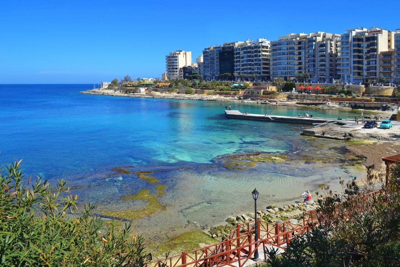Seafront Apartment In Sliema With Pool, Upmarket Complex Exterior foto