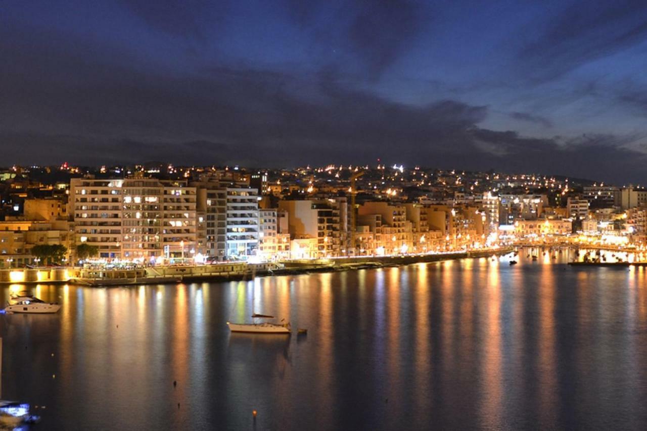Seafront Apartment In Sliema With Pool, Upmarket Complex Exterior foto