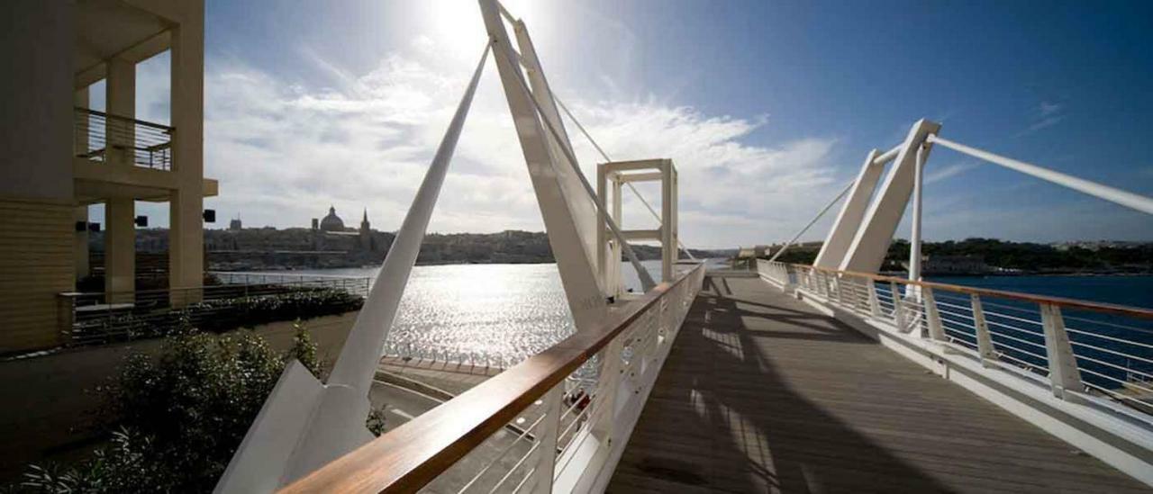 Seafront Apartment In Sliema With Pool, Upmarket Complex Exterior foto