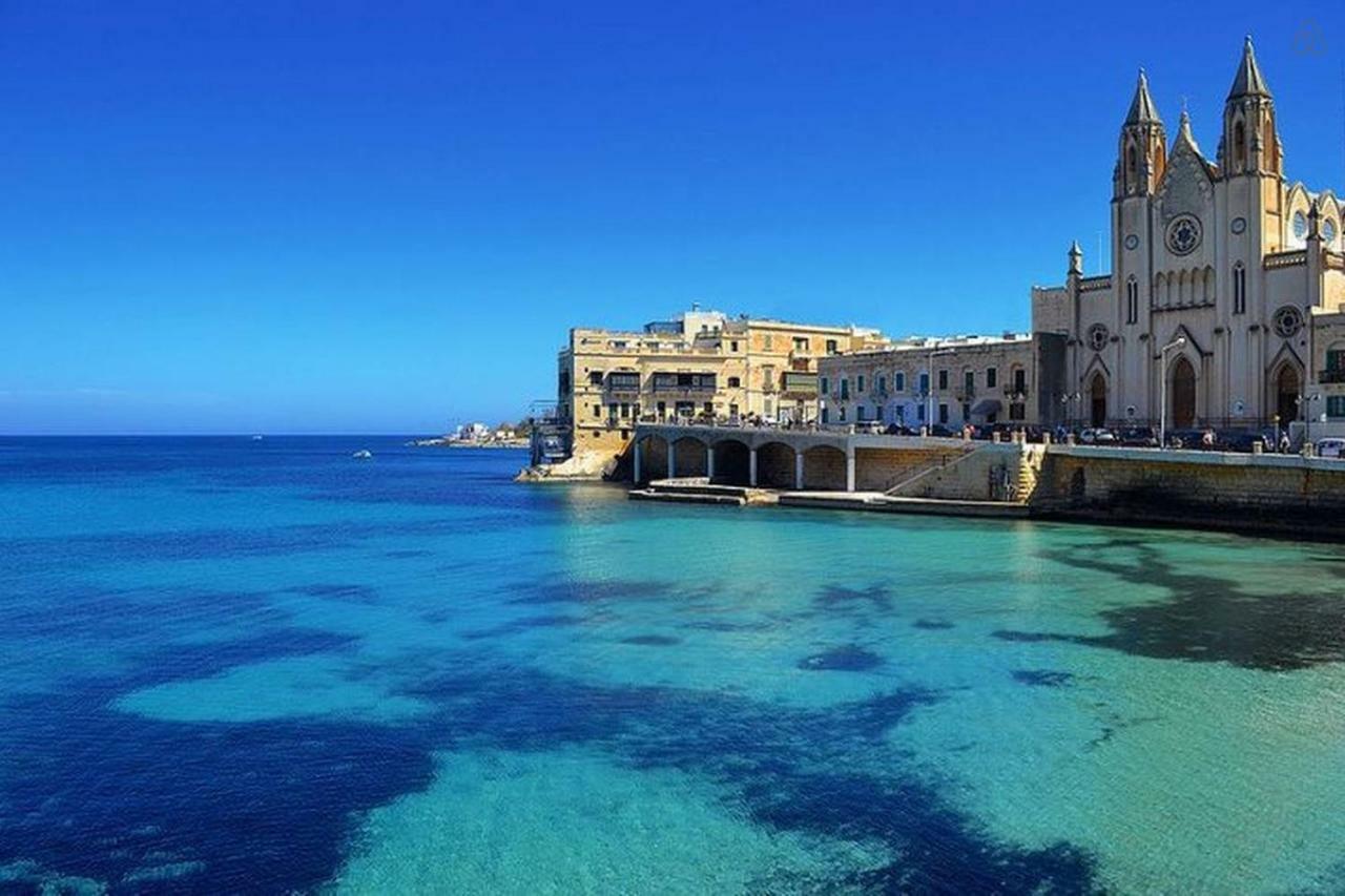 Seafront Apartment In Sliema With Pool, Upmarket Complex Exterior foto