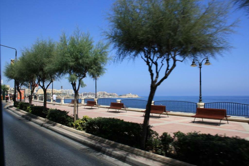 Seafront Apartment In Sliema With Pool, Upmarket Complex Exterior foto