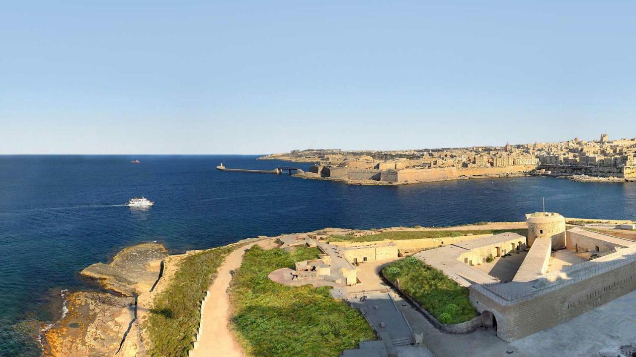 Seafront Apartment In Sliema With Pool, Upmarket Complex Exterior foto